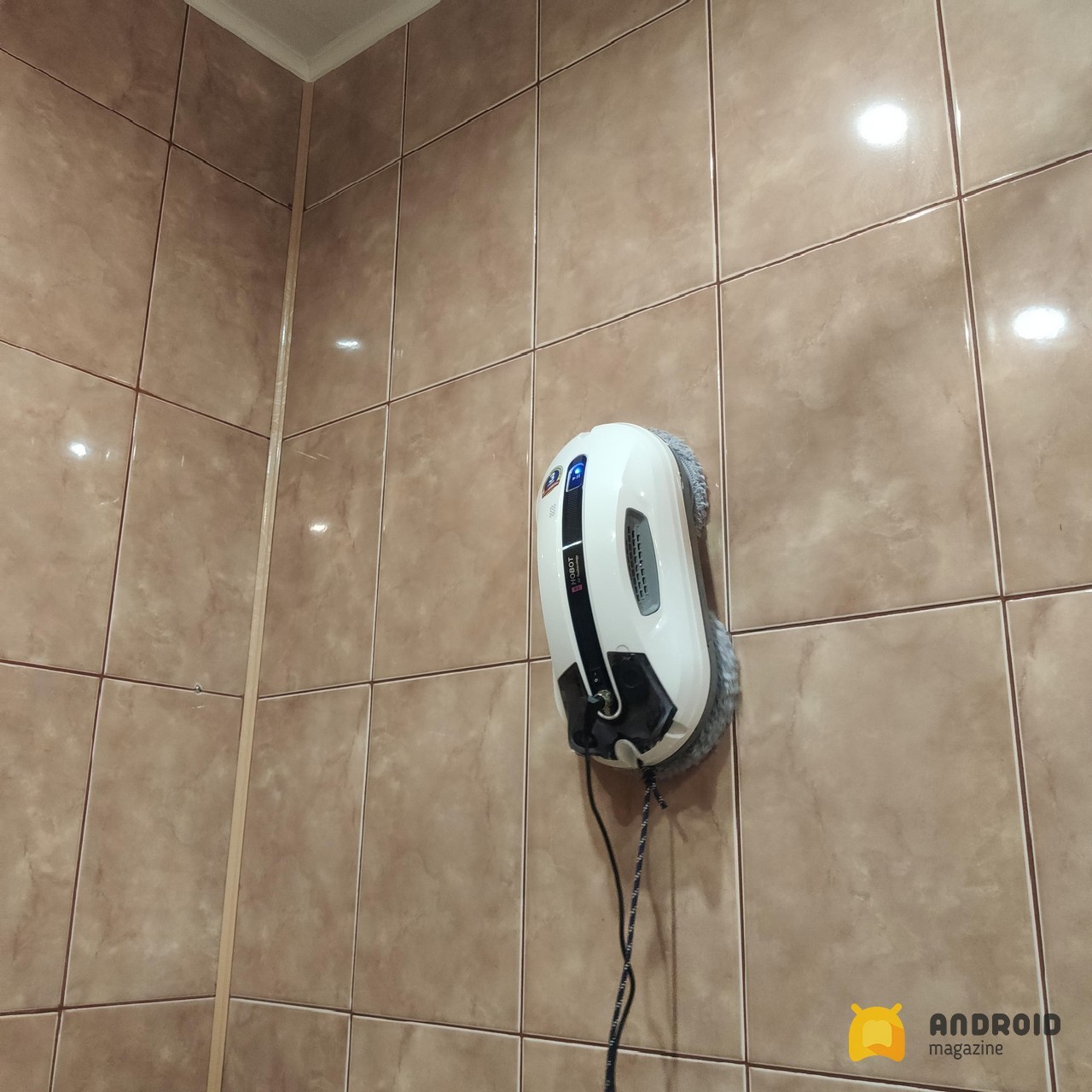 Hobot R-3 - очистка кафеля в ванной