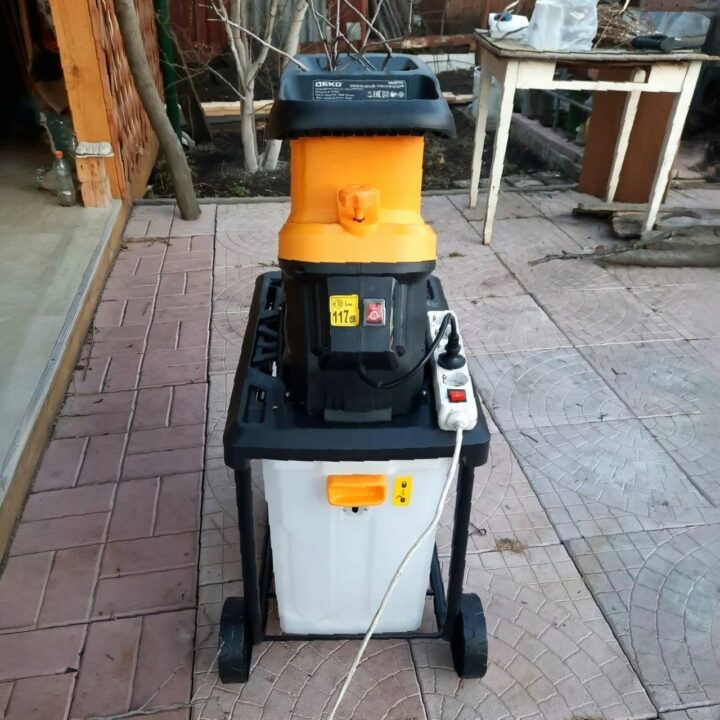 Электрический измельчитель для веток DEKO DKSH3200